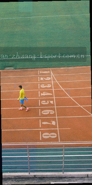 深色界面的手机截图，显示实时比分列表